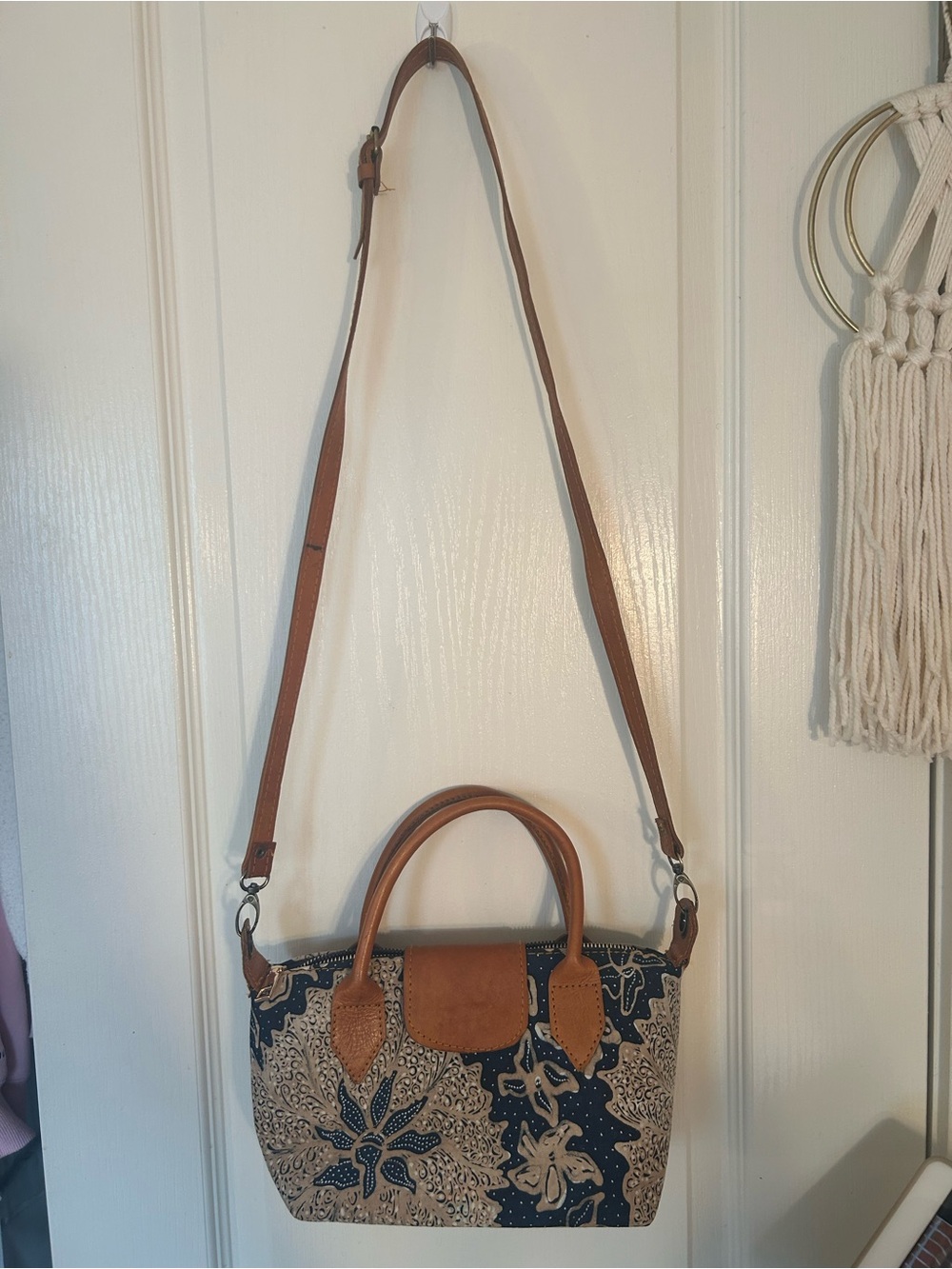 New Women’s Tan and Navy Floral Crossbody Handbag